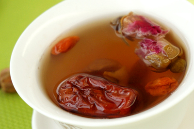 紅棗做成的棗茶具有鎮(zhèn)靜安神的作用,棗茶如何做比較好?